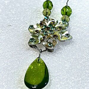 Lariat Style 18" Necklace Peridot Green Amber Antiqued Gold Pendant Bead Accents
